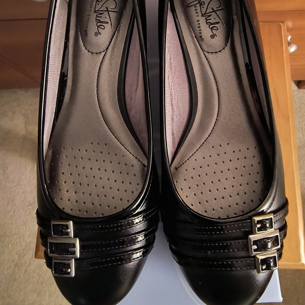 Life Stride Flex Soft System Women's Low Wedge Shoe - Black Size 7.5